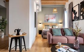 Lola 14 Suite Apartment